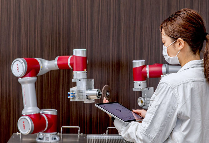 他社では協働ロボットで不可能とされてきた、プレス品のバリ取りを可能としてきました。